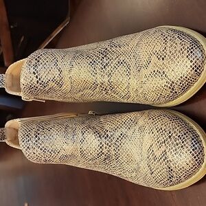 CORKYS Boutique Tan Snake Booties Sz 8